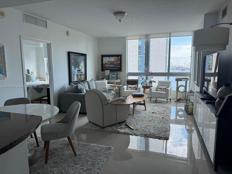 Building Photo - 300 S Biscayne Blvd