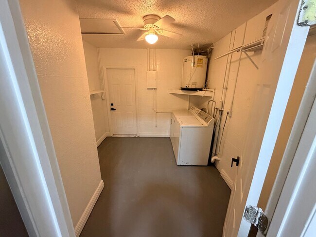 Building Photo - THREE BEDROOM POOL HOME!!!!