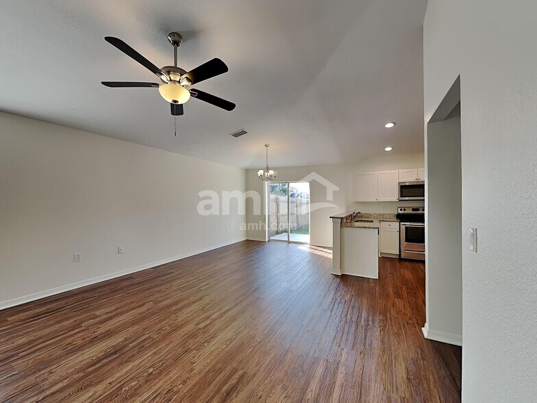 Building Photo - 2207 13th Ave E