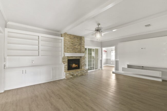Building Photo - 15710 Creekhaven Dr
