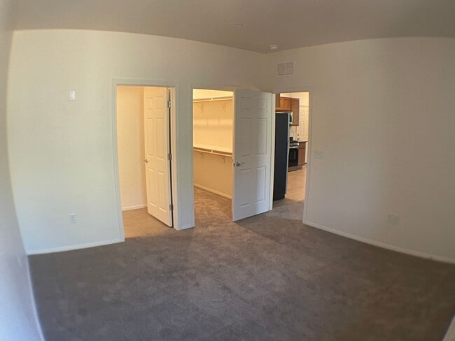 Building Photo - MOVE IN READY! Top-Floor Condo in the Hear...