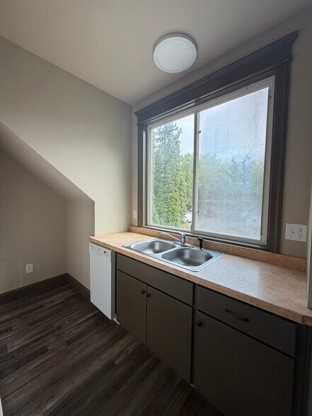 Building Photo - 602 3rd St N