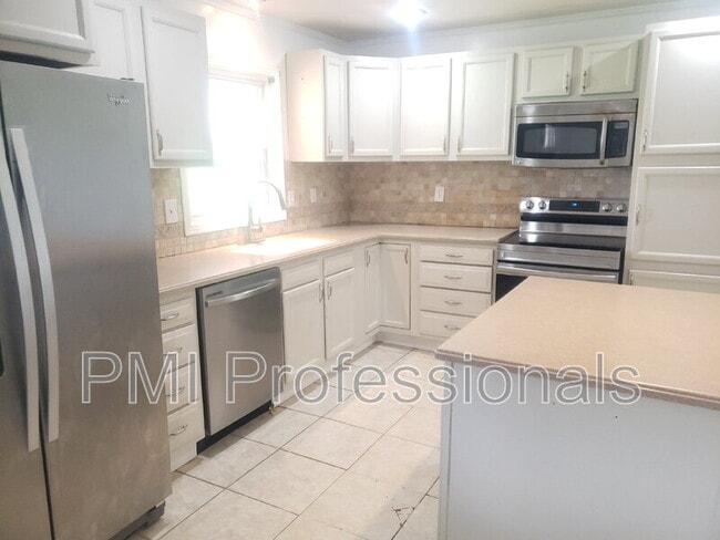 Building Photo - 2988 Parkwood Dr