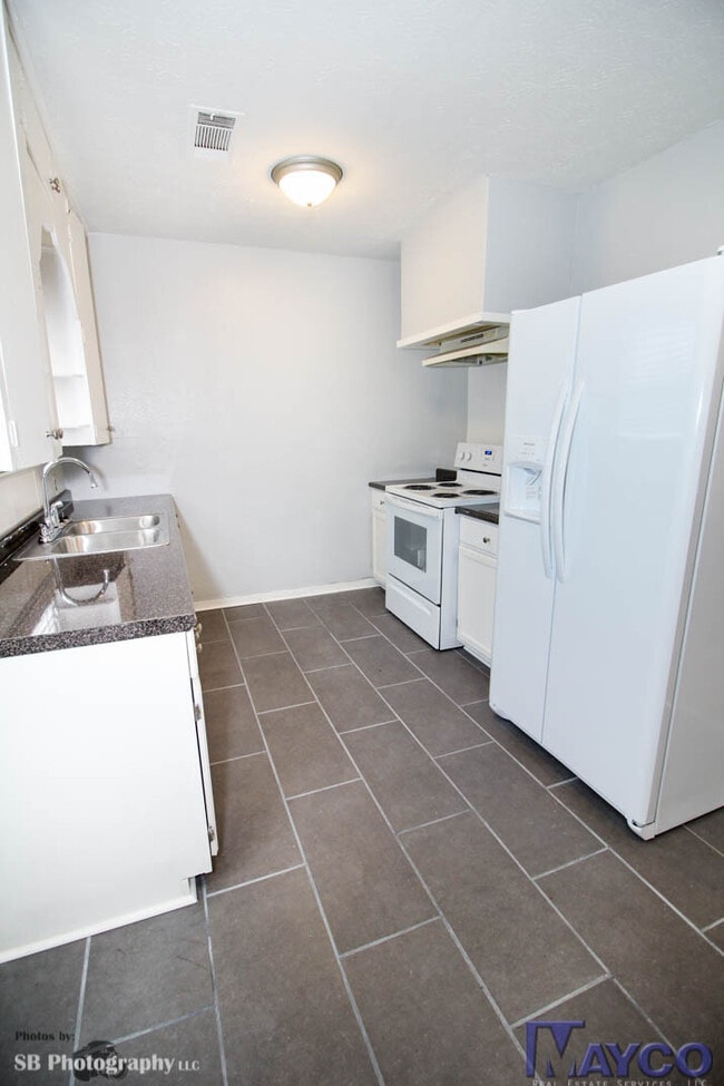 Building Photo - 3 bedroom 1.5 Bath house newly remodeled!