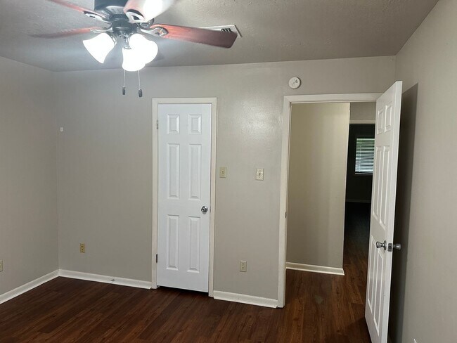Building Photo - College Station - 3 Bedroom - 2 Bath - 2 vehicle car - Fenced in back yard - House.