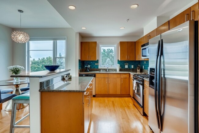 Building Photo - 2BDR Condo w/ AMAZING private patio & amenities!