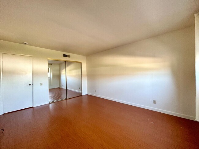 Building Photo - AVAILABLE NOW!! LOVELY - 1 Bed 1 Bath Uppe...