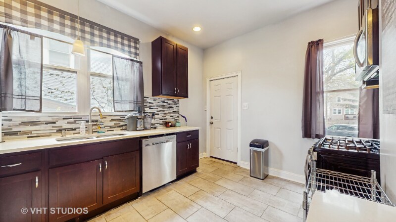 Building Photo - 8211 S Cornell Ave