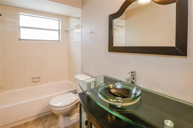 Building Photo - 610 Charlotte Ave