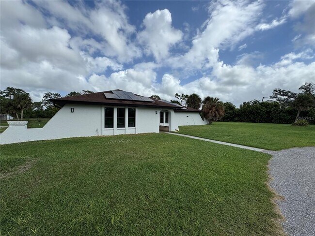 Building Photo - 900 Crestwood Rd