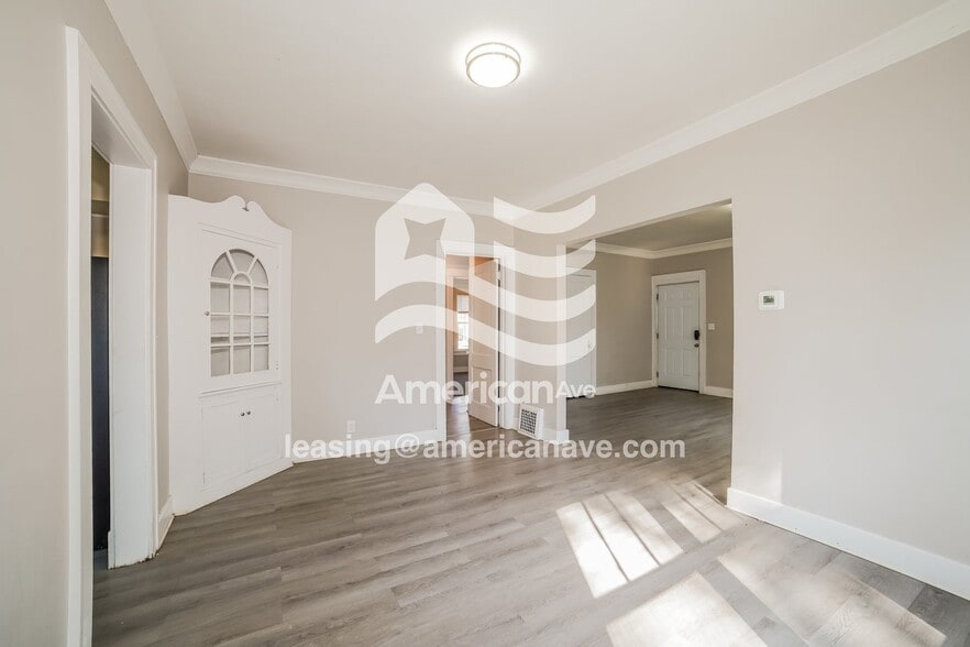 Building Photo - 908 E McClure Ave