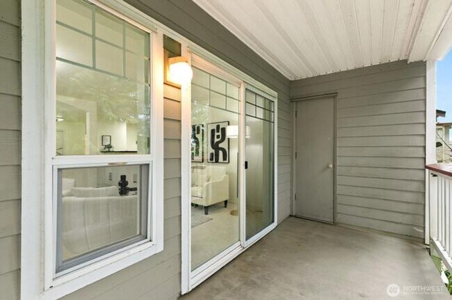 Building Photo - Beautiful 3 Bedroom 2 Bath Condo Newport Way Issaquah