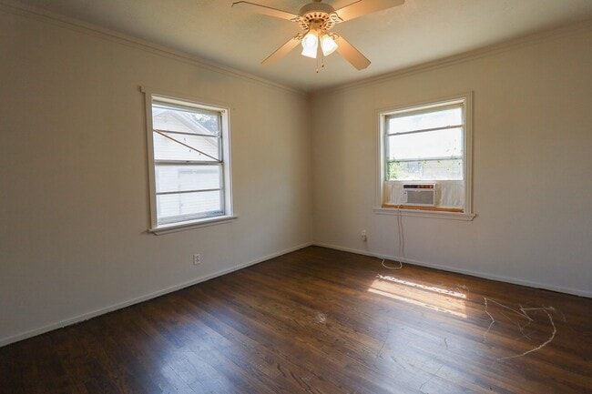 Building Photo - 1 Bedroom Duplex Available Immediately!