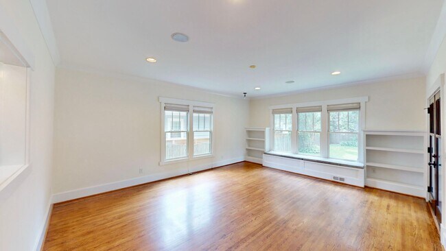 Building Photo - 2320 Chesterfield Ave