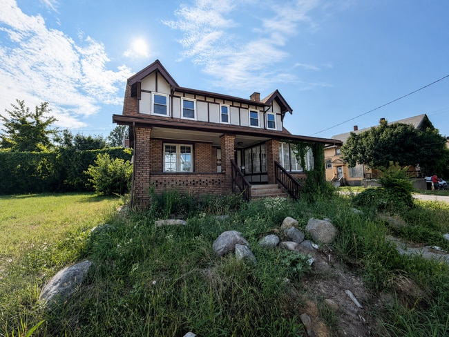 Building Photo - Four bedrooms. A sunroom. A fenced yard. A garage. Your next home is ready to be discovered!
