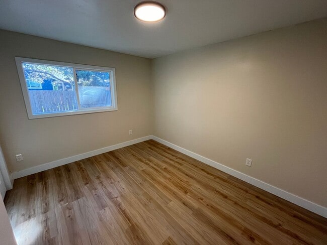 Building Photo - Single Level Duplex Just off Wilson