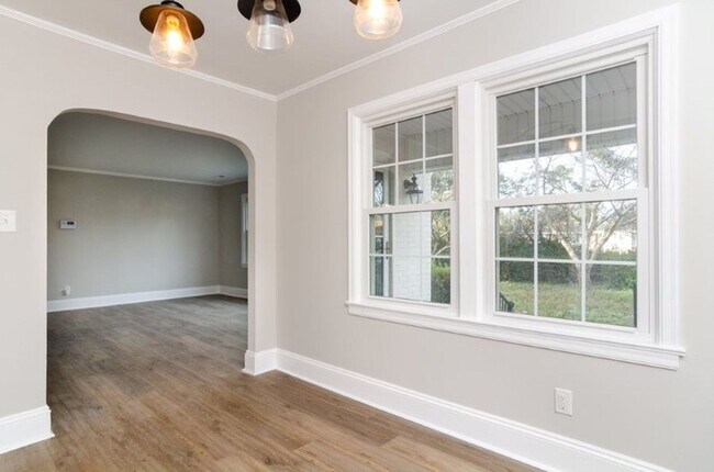 Building Photo - 229 Lullwater Dr