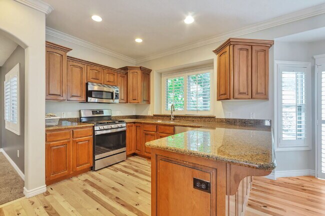 Building Photo - AVAILABLE NOW  — SPACIOUS & BEAUTIFUL Bountiful Meadows Home. 4 BED 3 BATH SIGNLE FAMILY HOME
