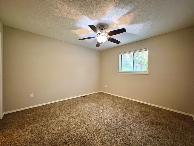 Building Photo - 4 Bedroom/ 2.5 Bathroom Home in Tanglewood...