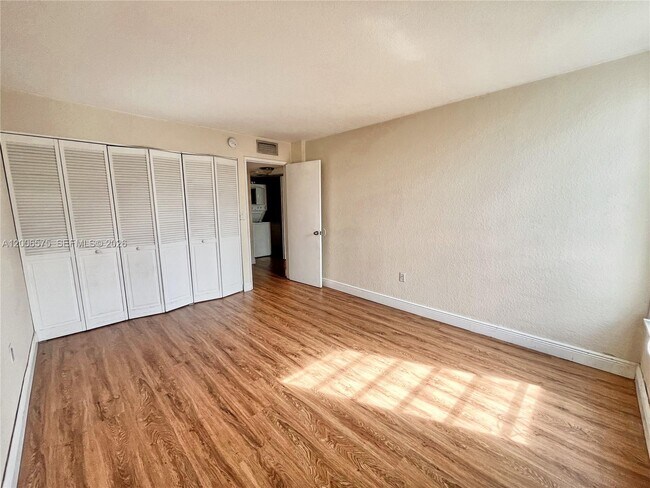 Building Photo - 8870 Fontainebleau Blvd