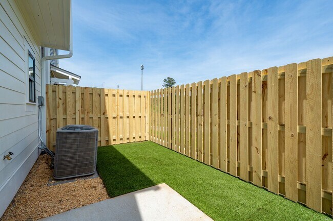 Building Photo - Spacious 3 Bedroom Home with Fenced Backyard