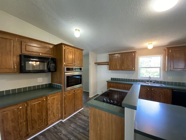 Building Photo - Four Bedroom In the Country