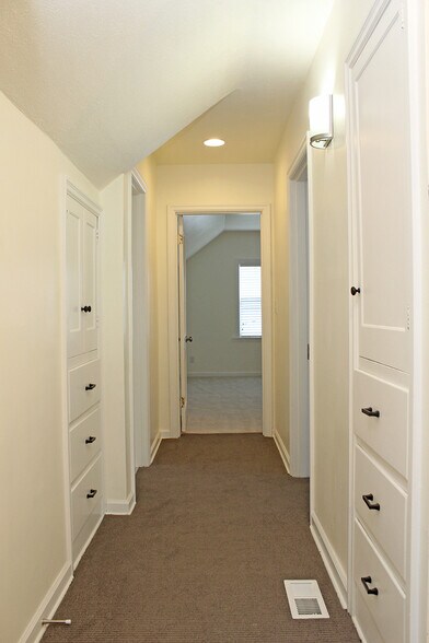 Building Photo - 9134 SE Ankeny St