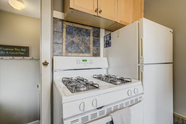 Building Photo - Main Level Living Near UC Health and Olymp...
