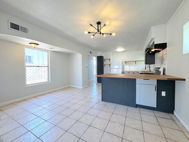 Building Photo - Central El Paso 2bed/1.5bath REFRIG A/C!