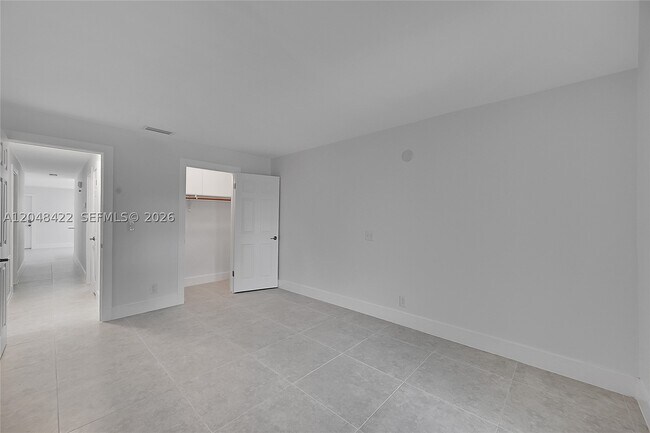 Building Photo - 810 SW 12th Pl