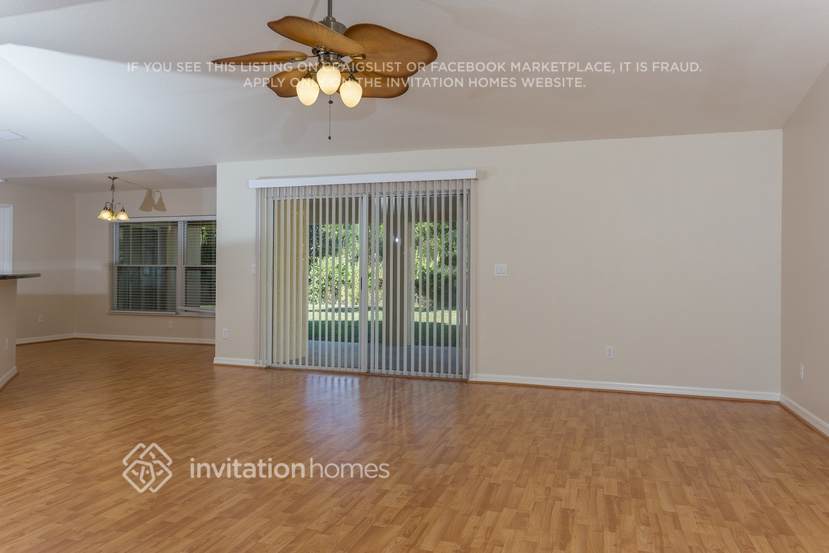 Building Photo - 833 SE Lansdowne Ave