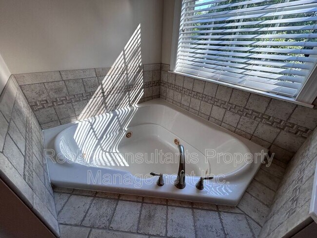 Building Photo - 4540 Pebble Lake Dr