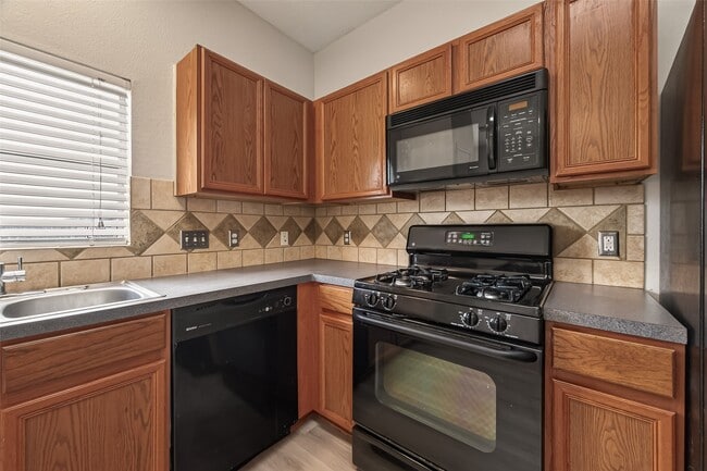 Building Photo - 16847 Mammoth Springs Dr