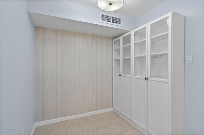 Building Photo - 1840 Burton Dr