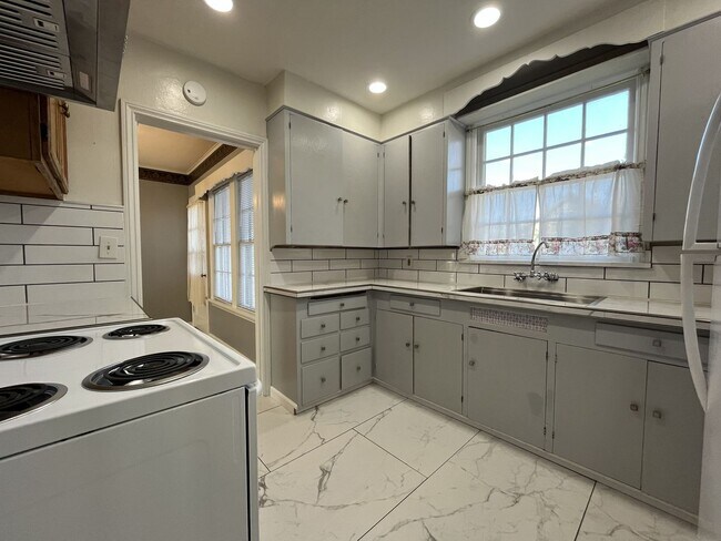 Building Photo - Spacious Multi-Level Living with Vaulted Ceilings and Backyard Access