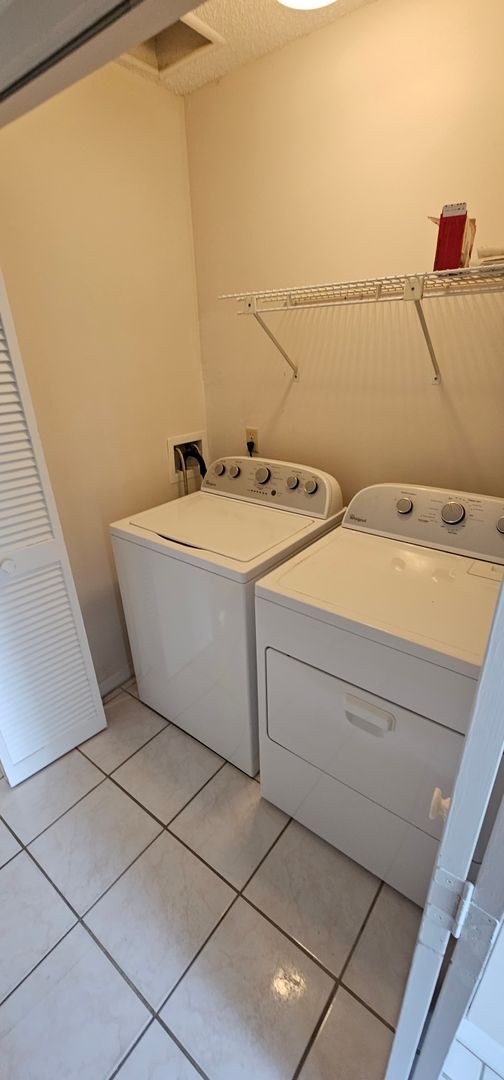 Building Photo - Indian Harbor Beach- 2 Story Townhome