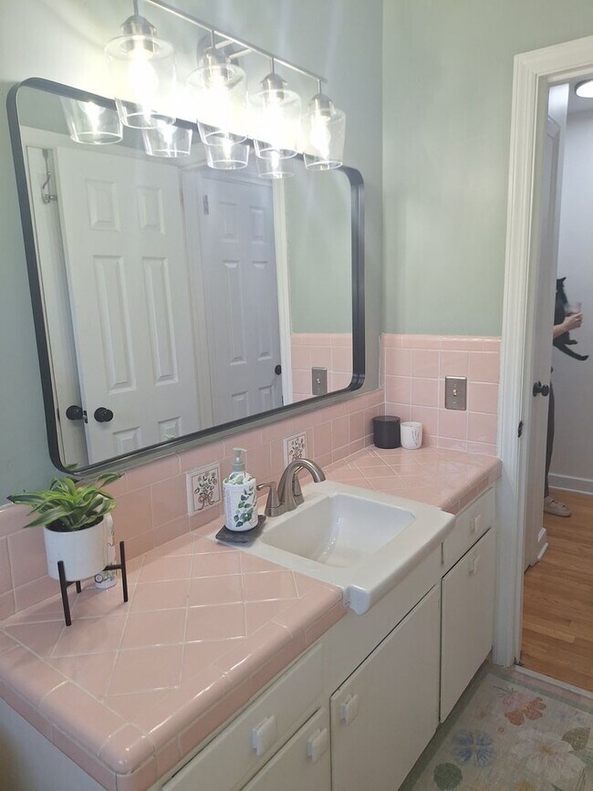 Building Photo - Magnificent Four Bedroom Home - Minutes Away from Numerous Attractions!