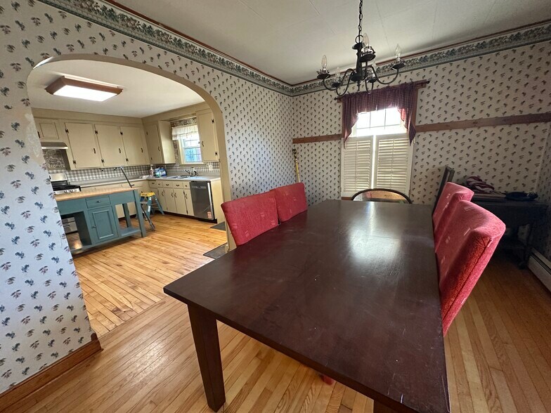 Building Photo - 4 Maple Ave