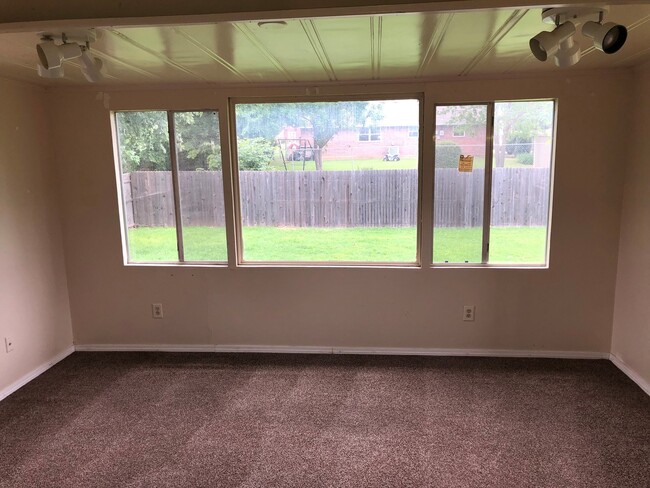 Building Photo - Beautifully updated, 3 bed 2 bath home in Moore, ready for move in! New granite, paint and fixtures!
