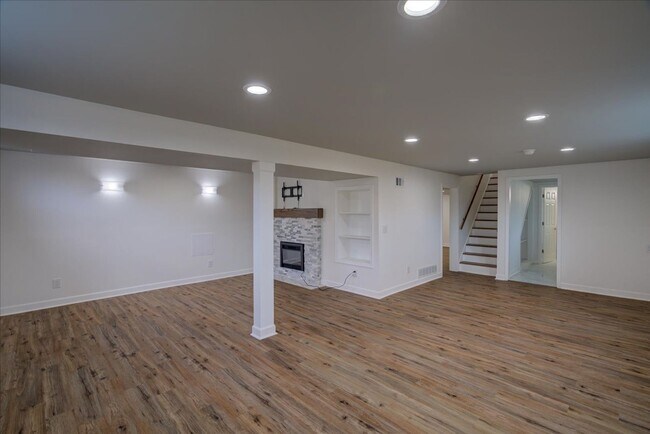 Building Photo - 714 N Meadow Ln