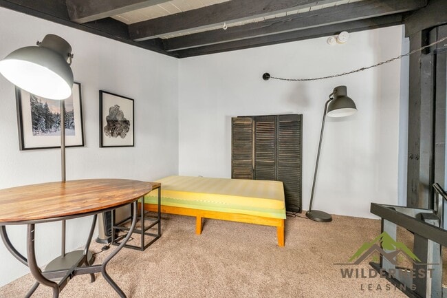 Building Photo - Treehouse Condo - 3rd floor Modern 2 Bedro...