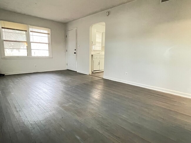 Building Photo - Nicely updated 3 bedrooms 1 bathroom with ...