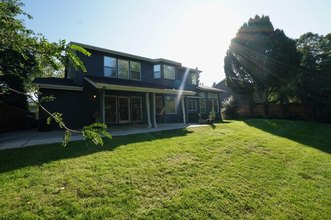 Building Photo - 2747 E Migratory Dr