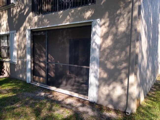 Building Photo - 9665 Riverside Dr