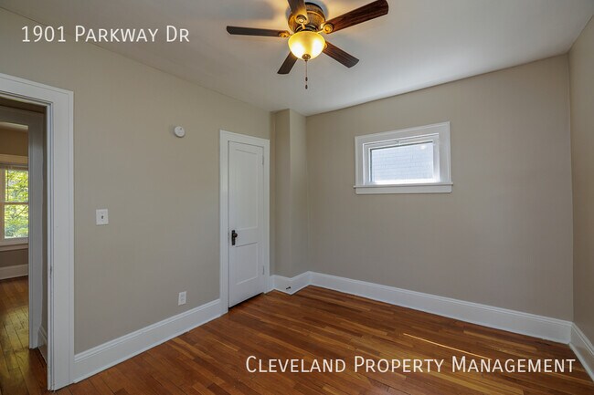 Building Photo - Updated Cleveland Hts. Colonial