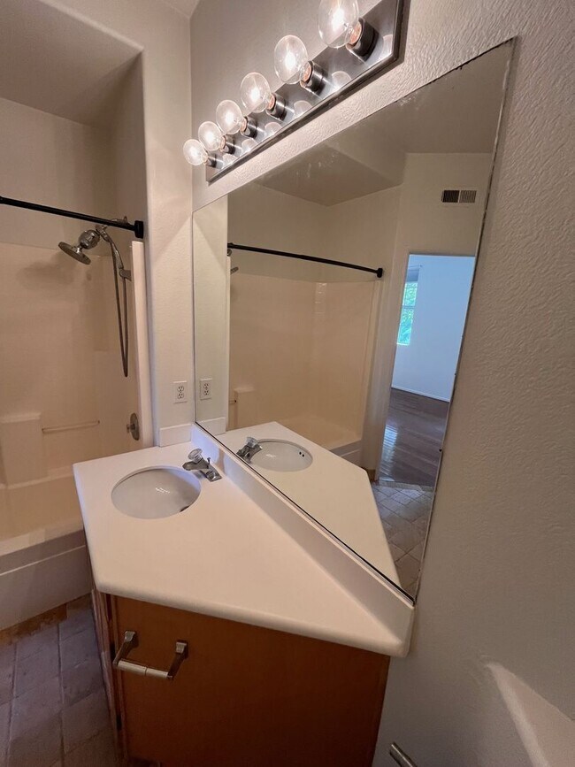 Building Photo - Encinitas Gem: Stunning 2 Bed 2.5 Bath Tow...