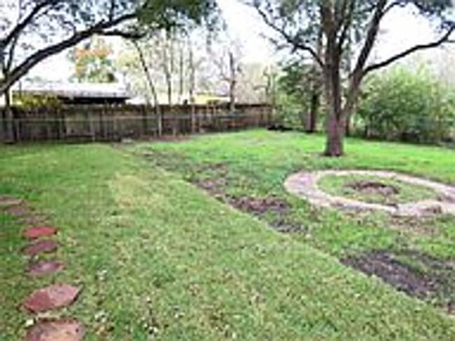 Building Photo - AUG 2026 MOVE IN! UPDATED 2/2 HOUSE IN BRYAN