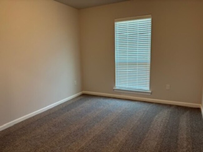 Building Photo - DON'T MISS OUT!