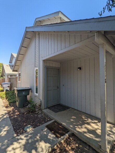 Building Photo - 1118 S Edison St