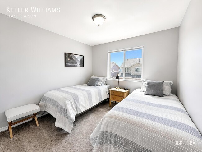 Building Photo - 1173 Solitaire St